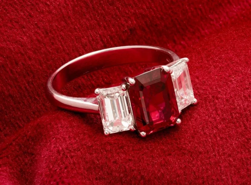 Anello rubino e diamanti