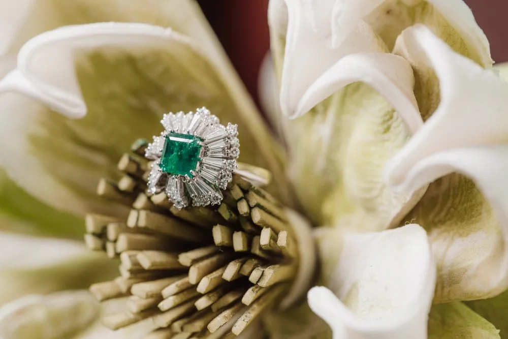 anello cocktail smeraldo e diamanti